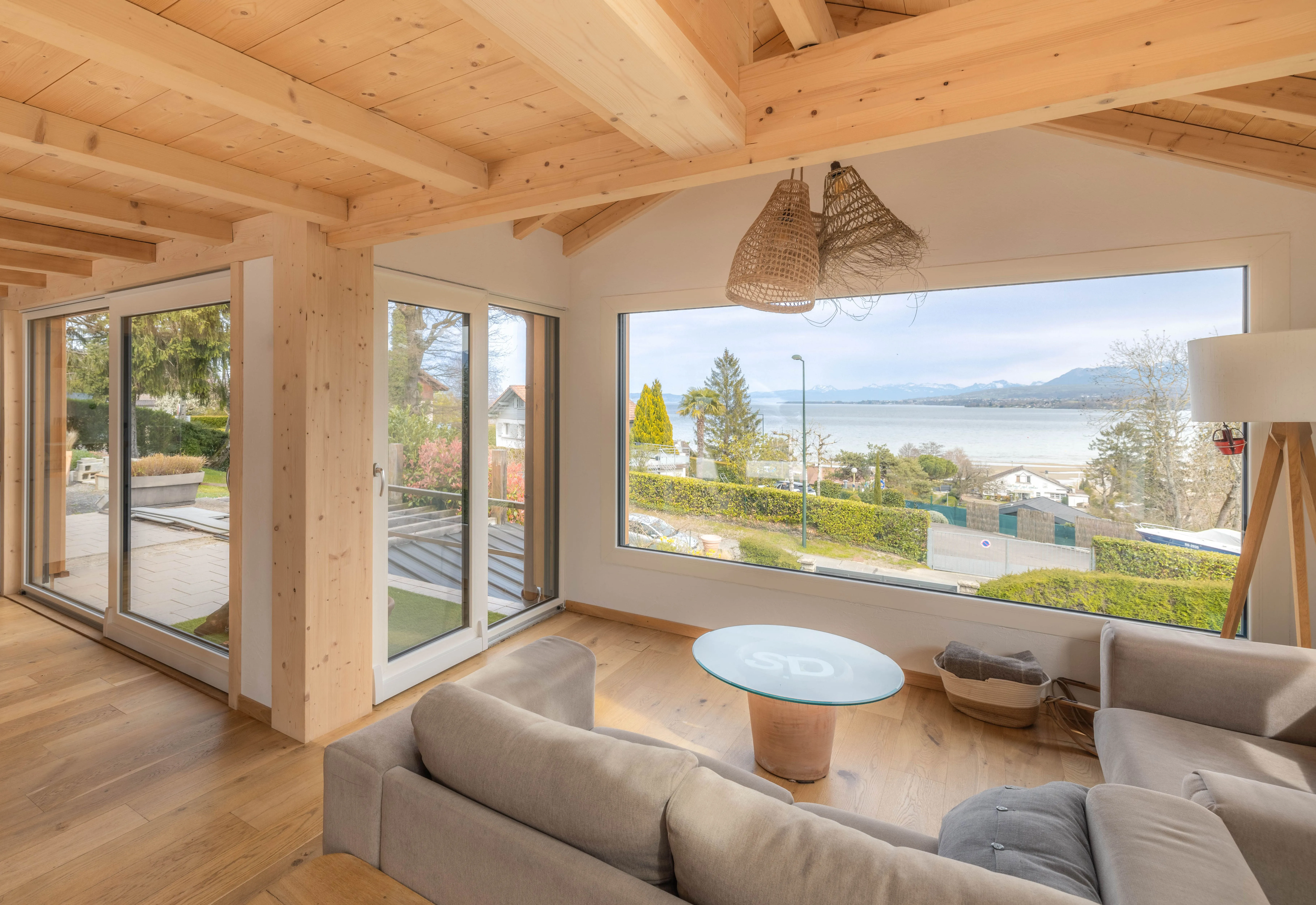 Fenêtres et menuiseries sur mesure posées par MD Rénov' sur une maison en Haute-Savoie