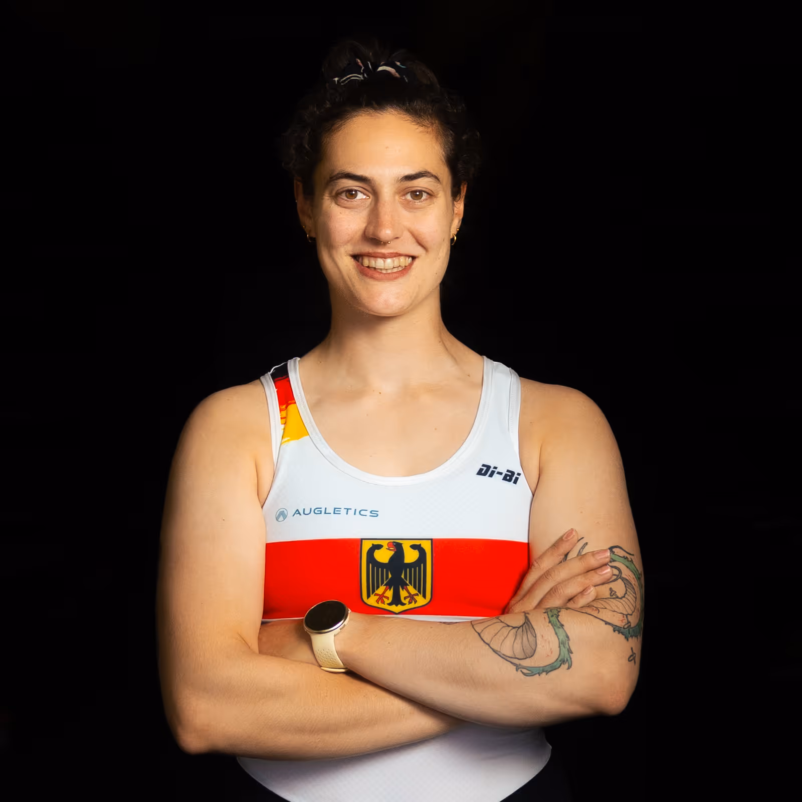 Porträt von Tabea Kuhnert, Ruderin im deutschen Nationalteam, vor dunklem Hintergrund.