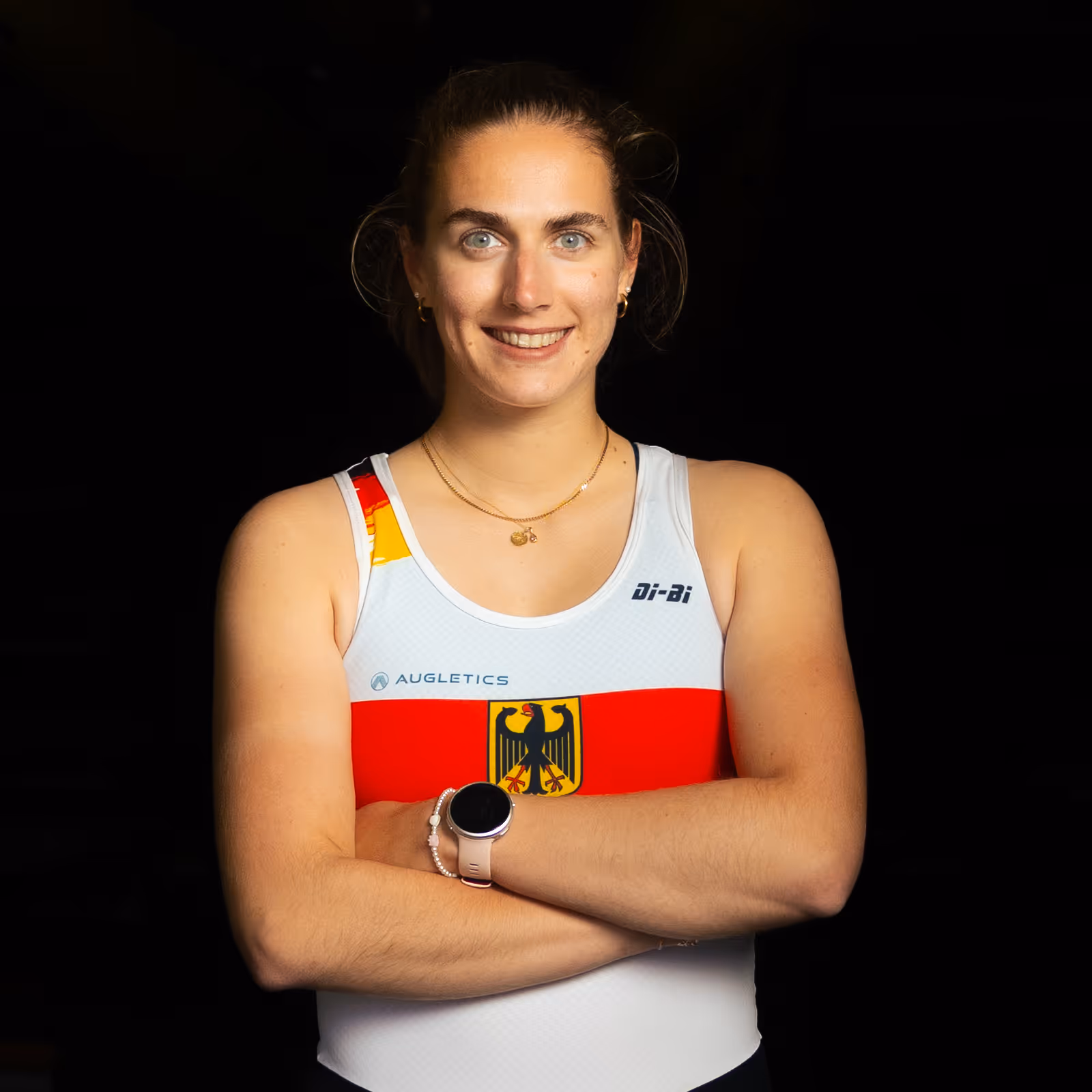 Porträt von Paula Gerundt, Ruderin im deutschen Nationalteam, vor dunklem Hintergrund.