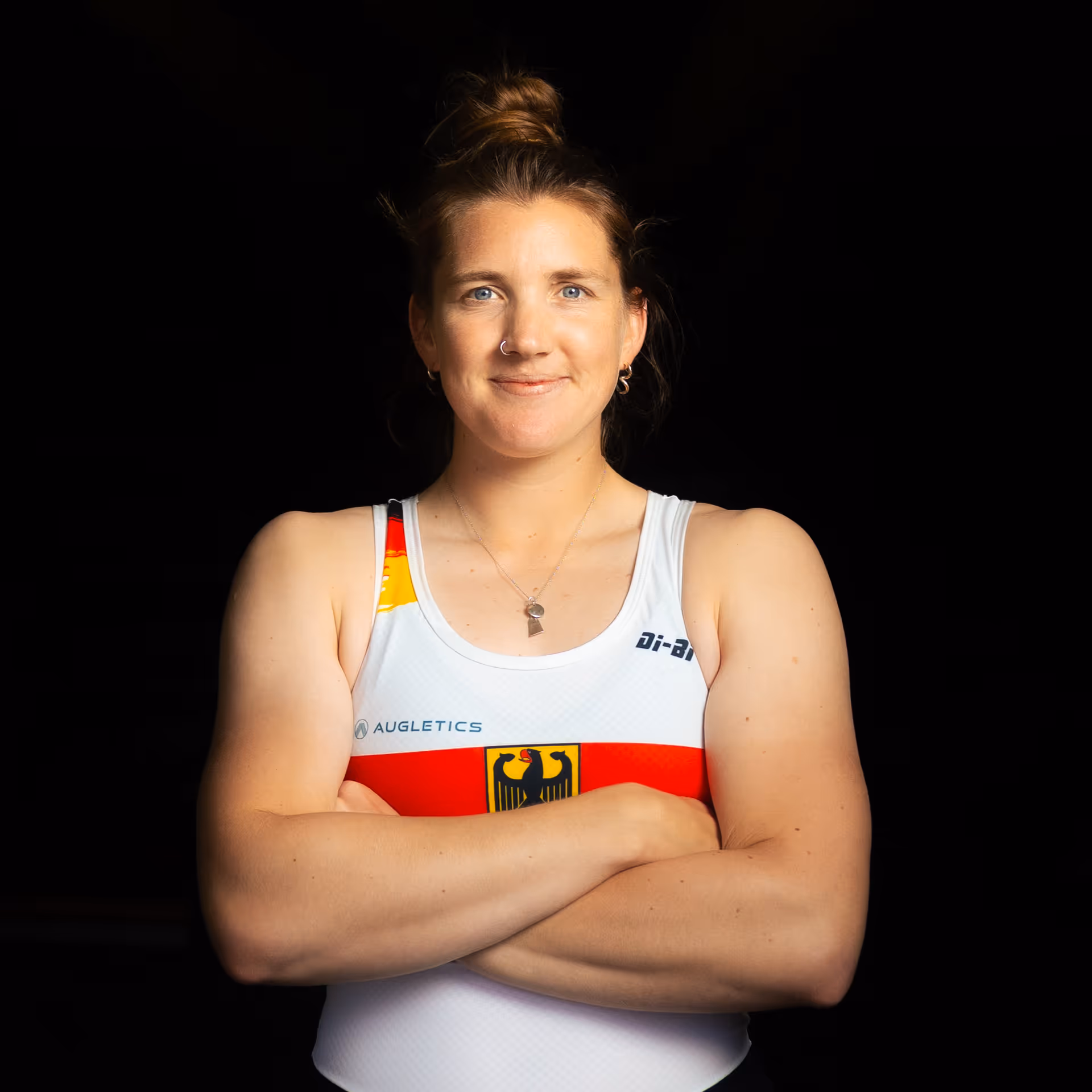 Porträt von Annabelle Bachmann, Ruderin im deutschen Nationalteam, vor dunklem Hintergrund.