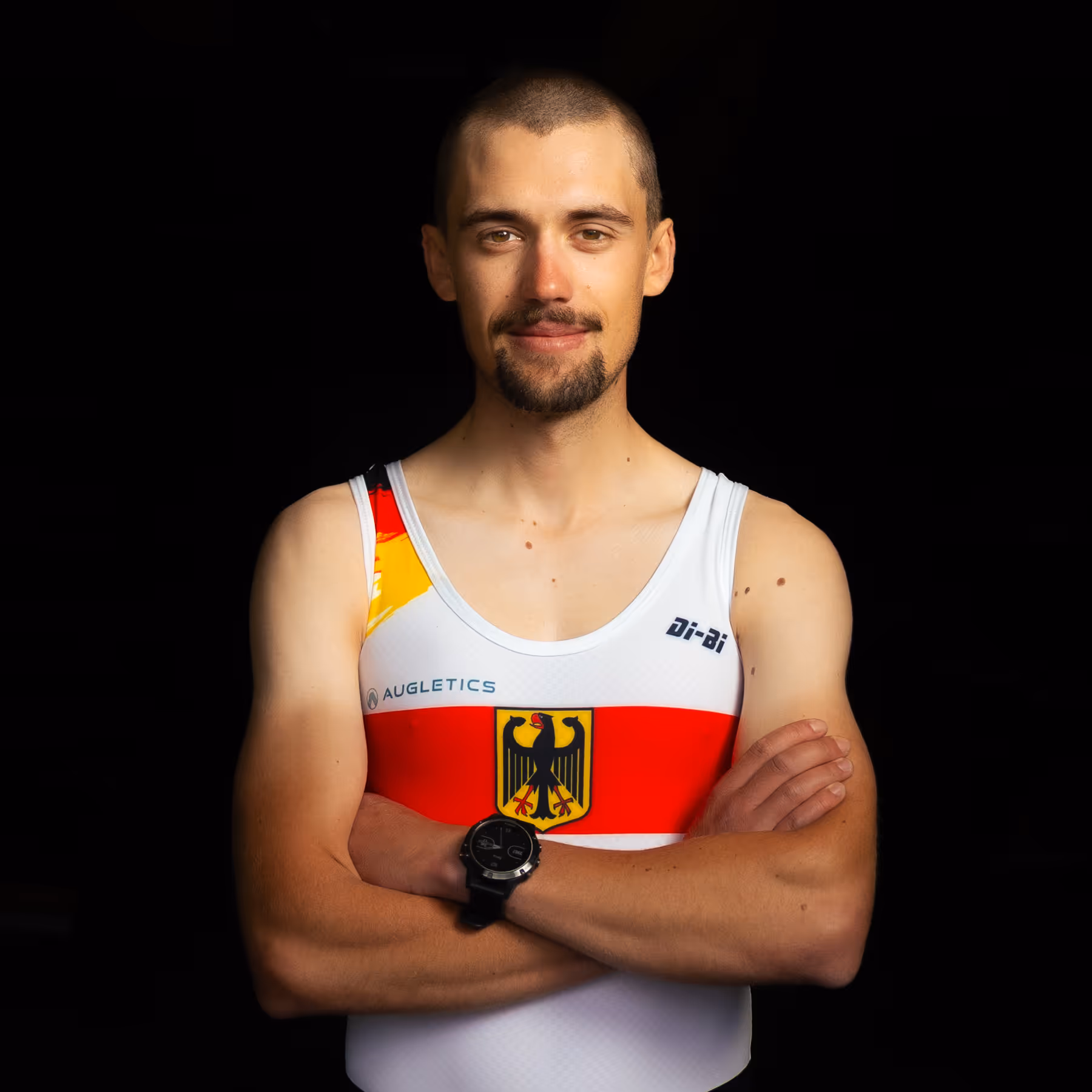 Porträt von Florian Koch, Steuermann im deutschen Nationalteam, vor dunklem Hintergrund.