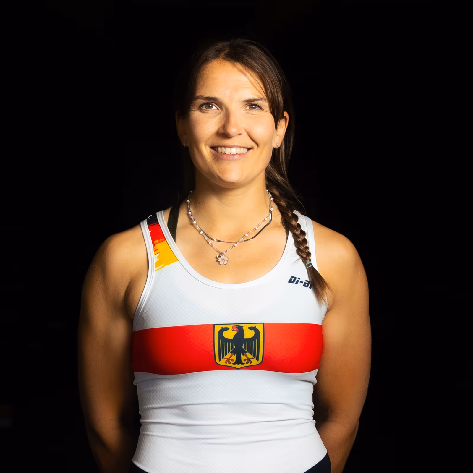 Porträt von Frauke Hundeling, Ruderin im deutschen Nationalteam, vor dunklem Hintergrund.