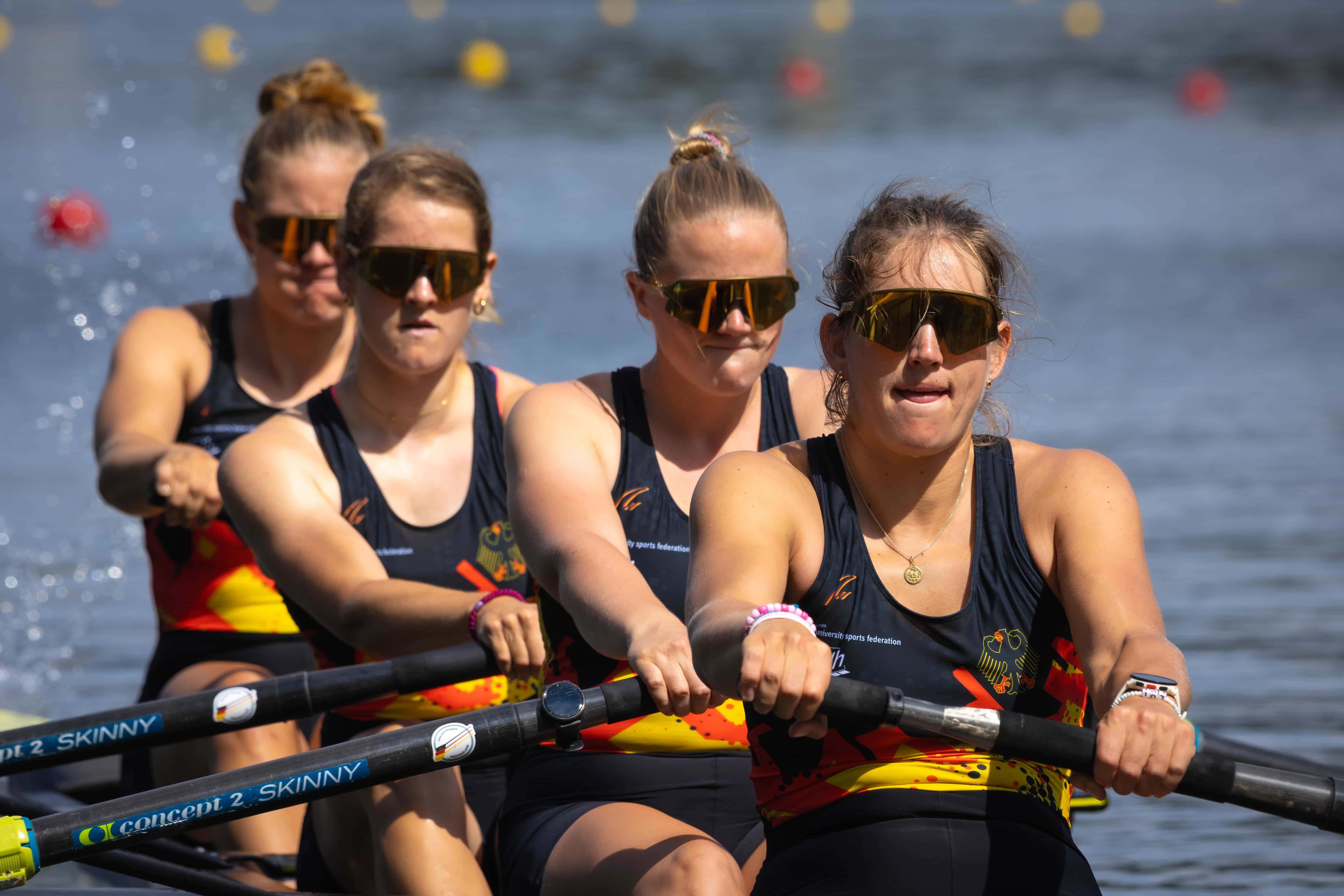 Vier Ruderinnen im Trainingsoutfit des Deutschen Hochschulsports im Vierer-Boot