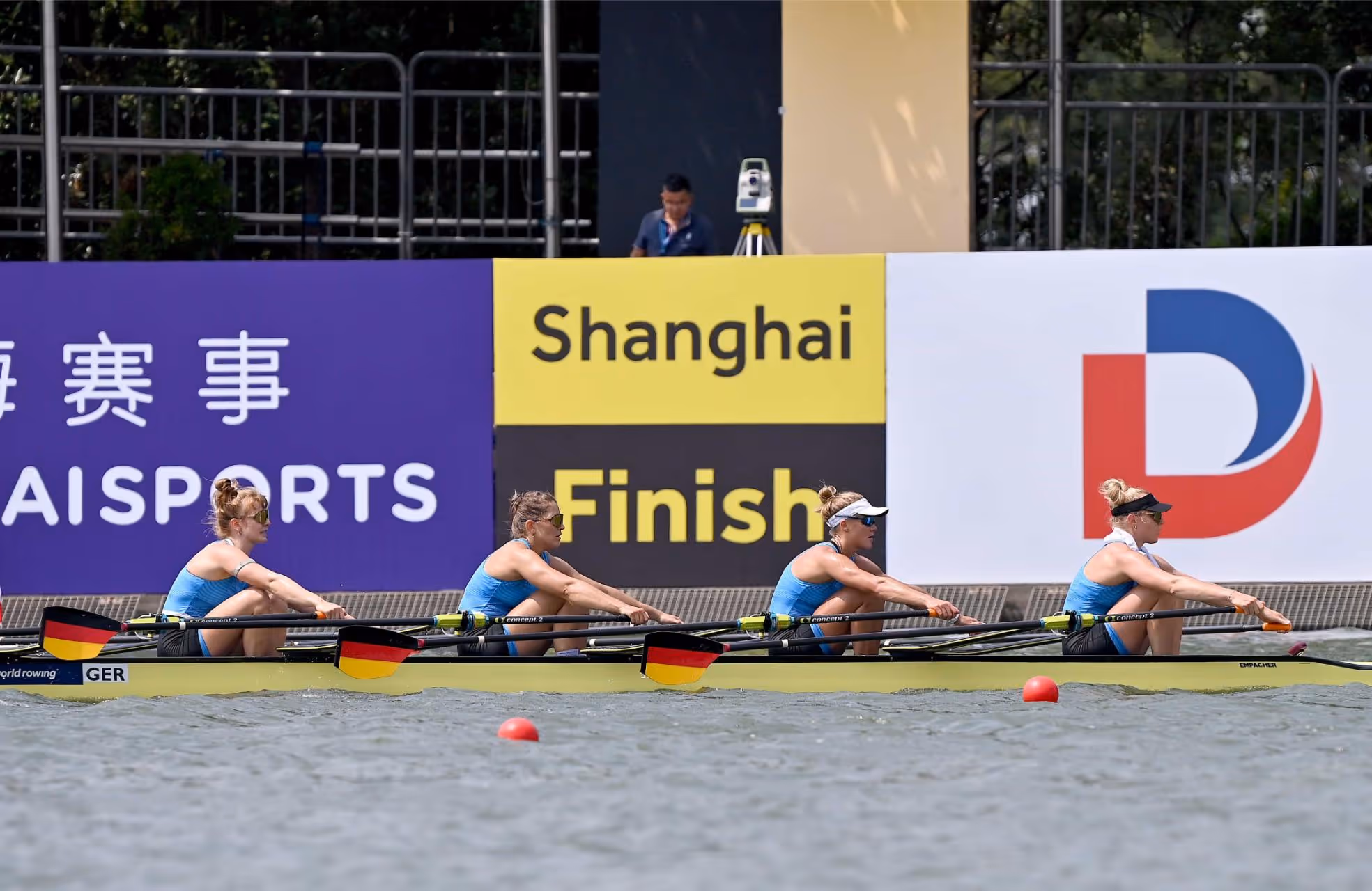 4 Ruderinnen im gelben Ruderboot in Shanghai, China, auf dem Wasser