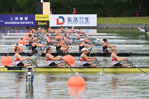 Sechs Frauen-Doppelvierer, im Vordergrund 4 Ruderinnen aus Deutschland im gelben Ruderboot in Shanghai, China, auf dem Wasser