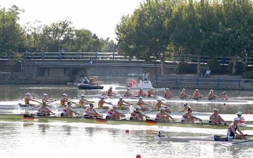 Acht Frauen und ein Steuermann im Boot beim Finale der Weltmeisterschaften in Shanghai, China