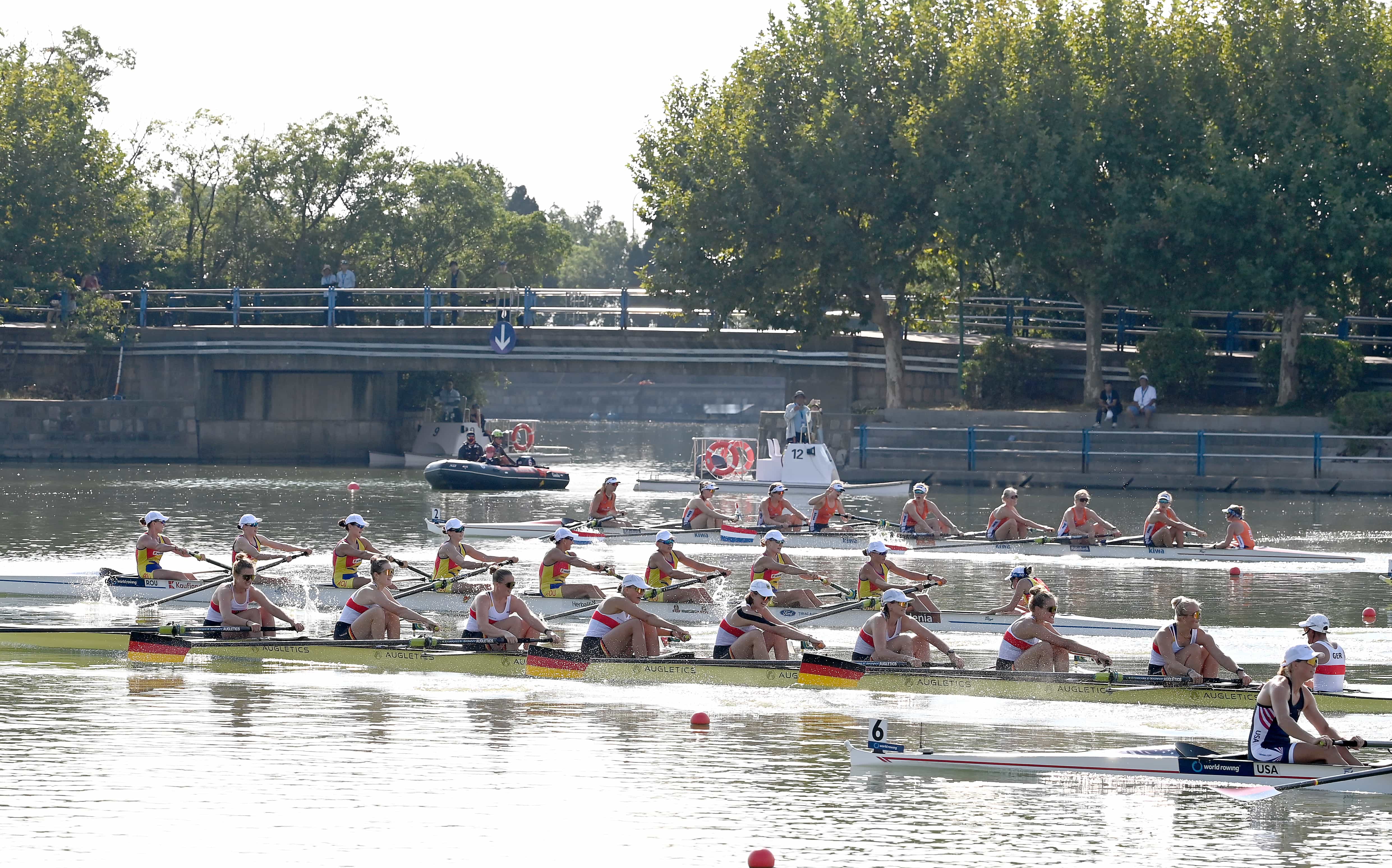 Acht Frauen und ein Steuermann im Boot beim Finale der Weltmeisterschaften in Shanghai, China