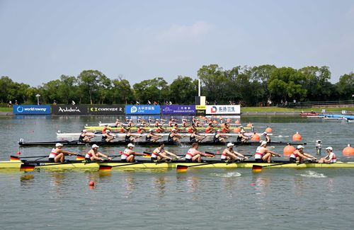 Sechs Achter-Boote hintereinander bei den Weltmeisterschaften in Shanghai, China