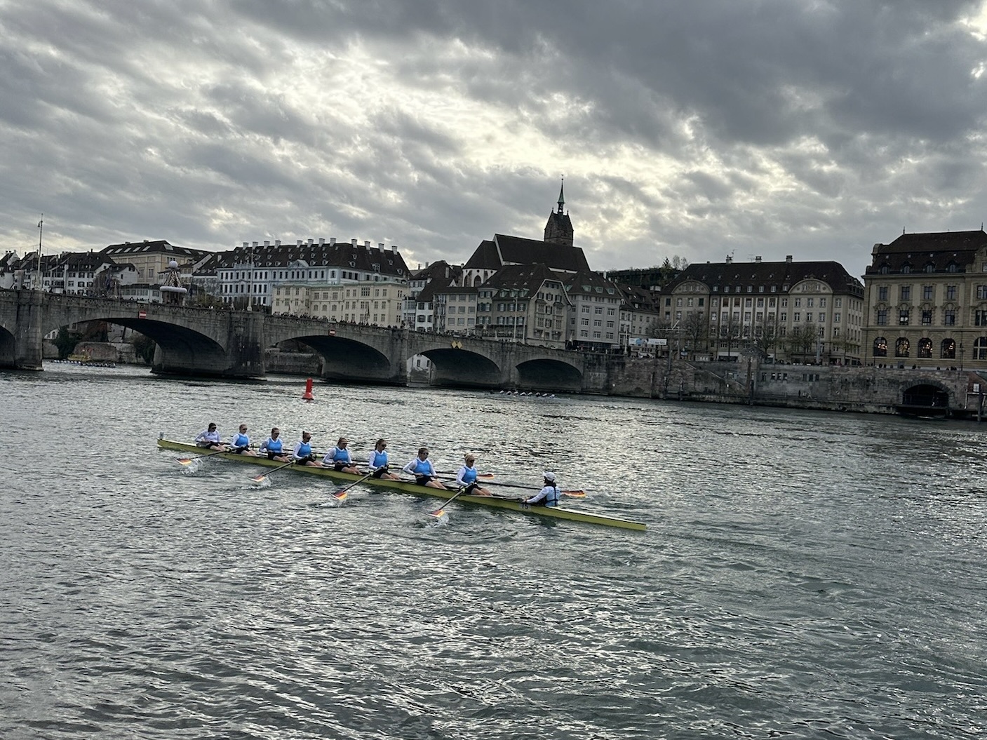 Frauenachter in voller Fahrt auf dem Rhein in Basel