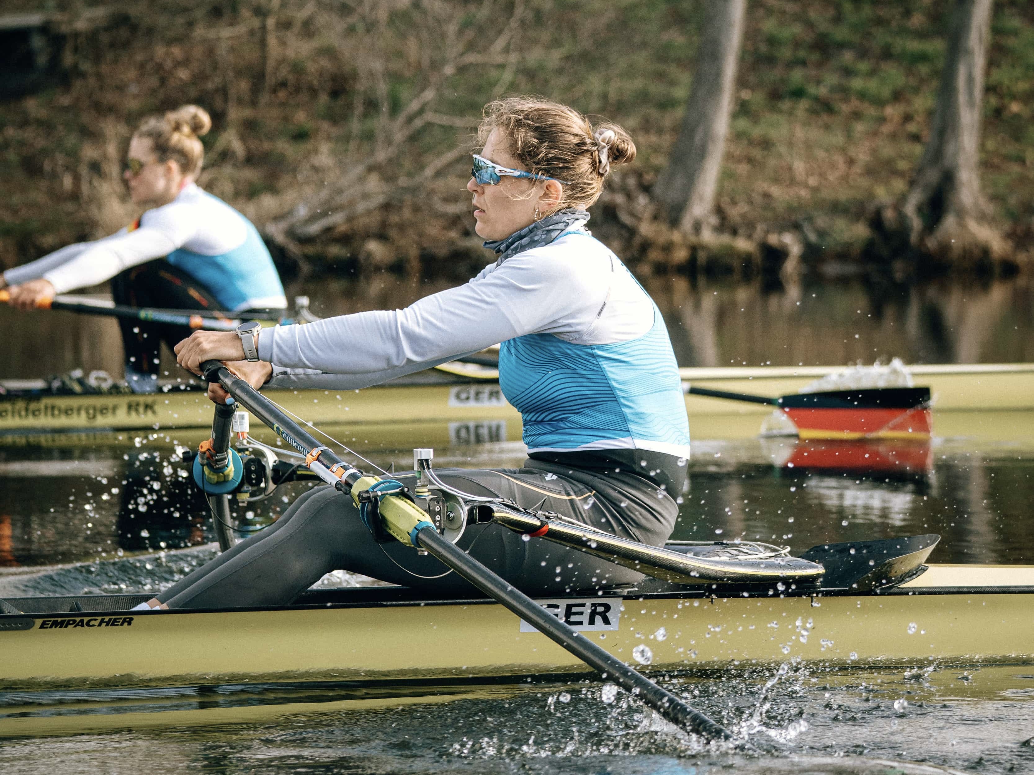 Frauke Hundeling im Einer beim Training in Berlin. Lisa Gutfleisch rudert ebenfalls im Hintergrund.