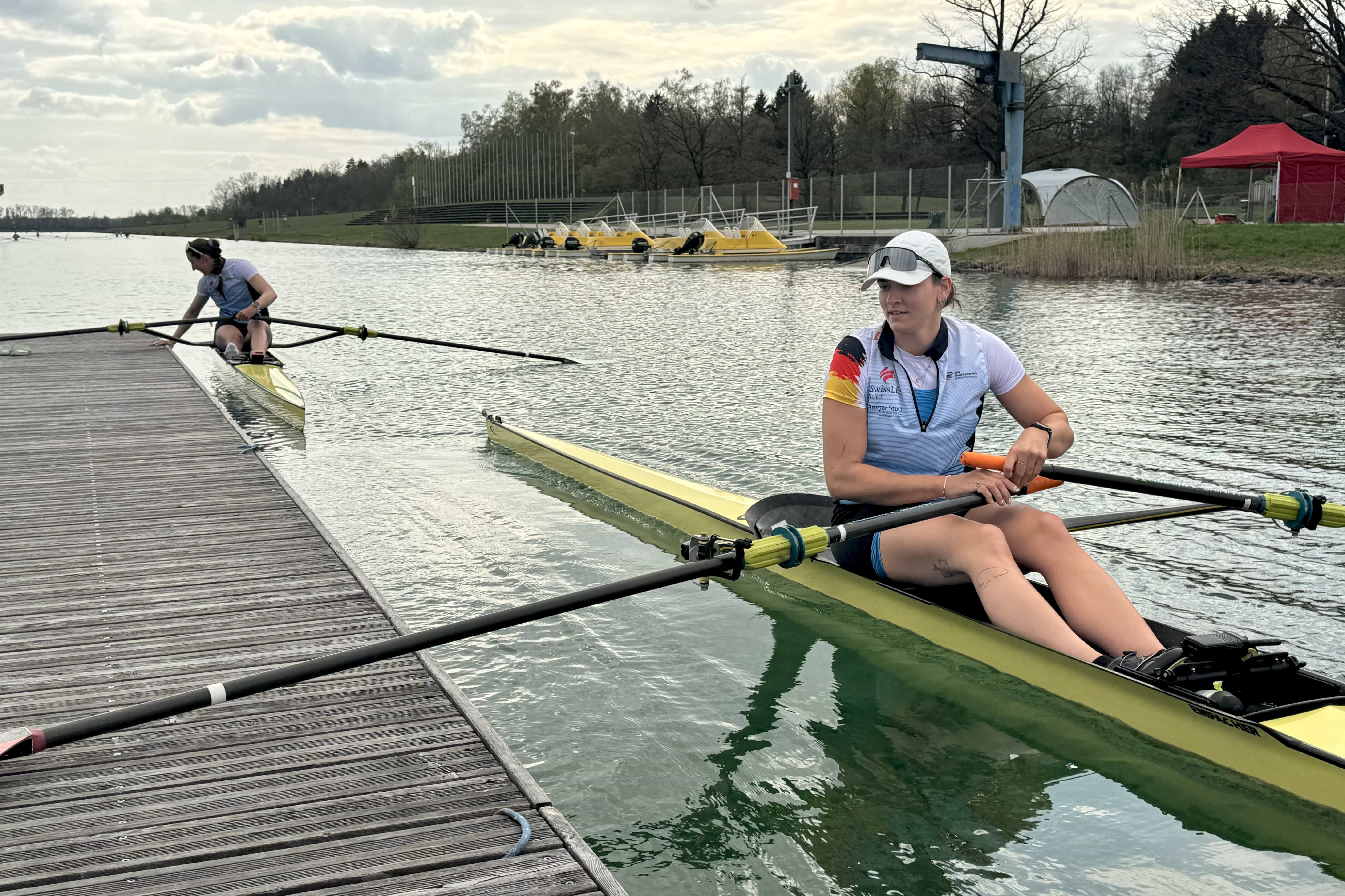 Tabea Schendekehl und Maren Völz legen im Einer ab zum Training an der Regattastrecke in München-Oberschleißheim.