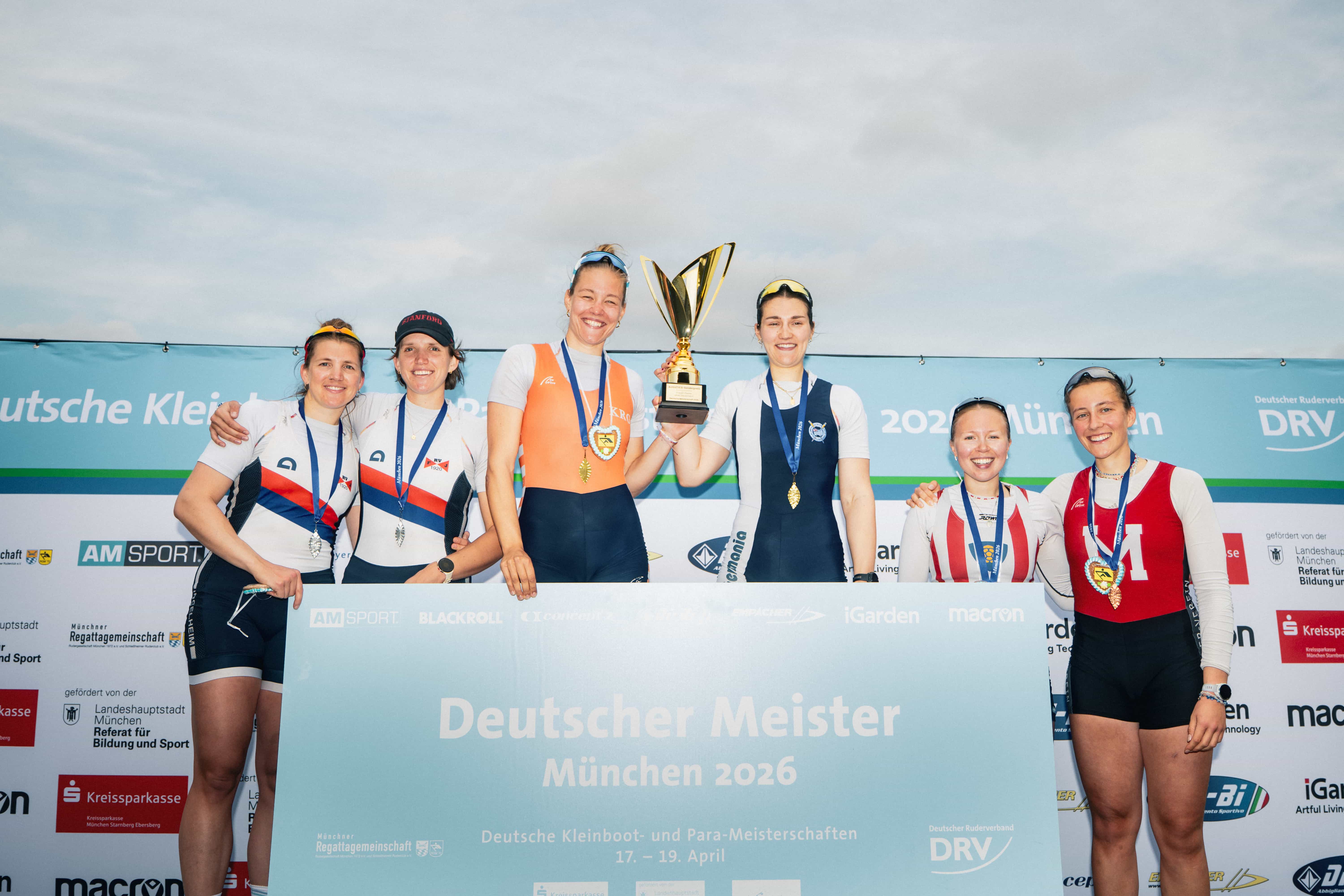 Siegerehrung im Zweier ohne Steuerfrau mit Annabelle und Luise Bachmann, Lene Mührs und Hannah Reif, die einen Pokal in die Höhe halten, Lene Holkenbrink und Raphaela Werner.