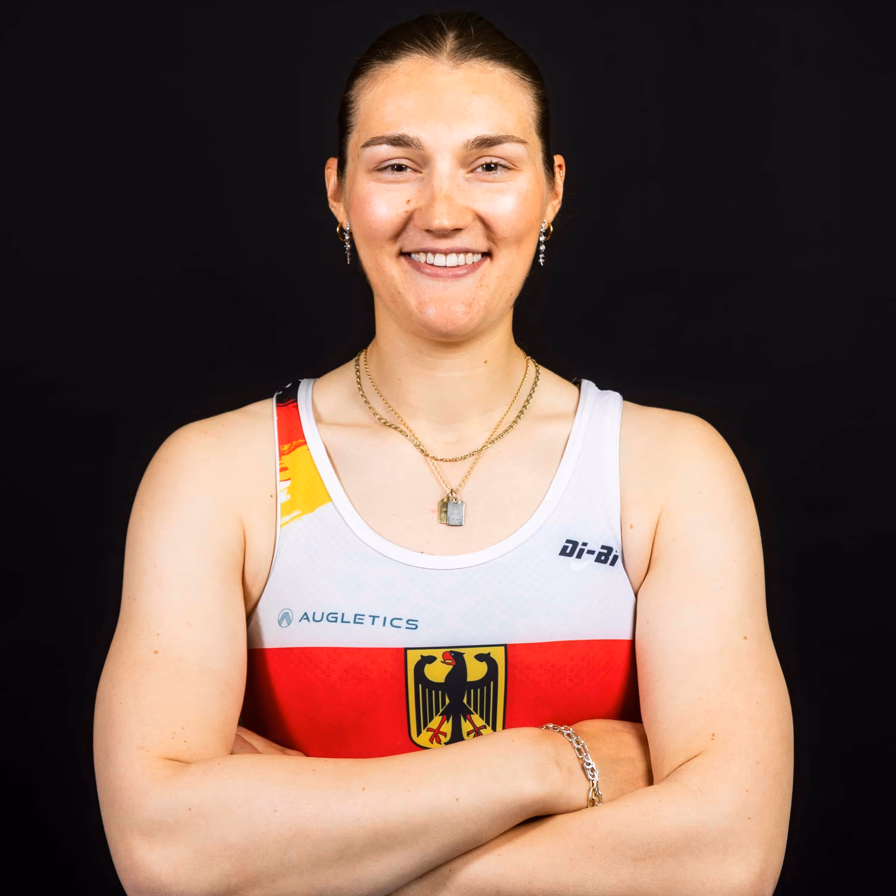 Porträt von Hannah Reif, Ruderin im deutschen Nationalteam, vor dunklem Hintergrund.