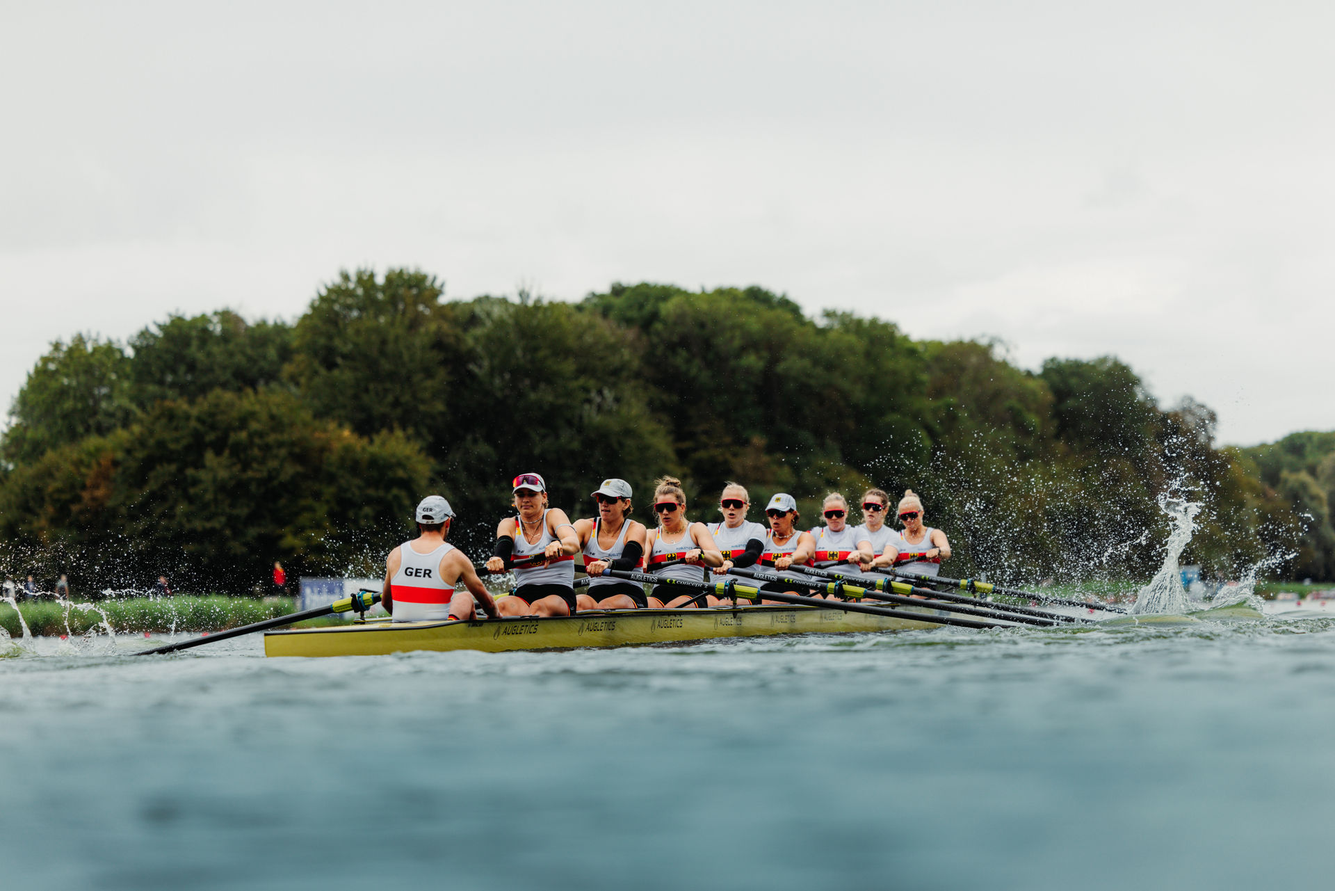 8 Ruderinnen und ein Steuermann im Boot