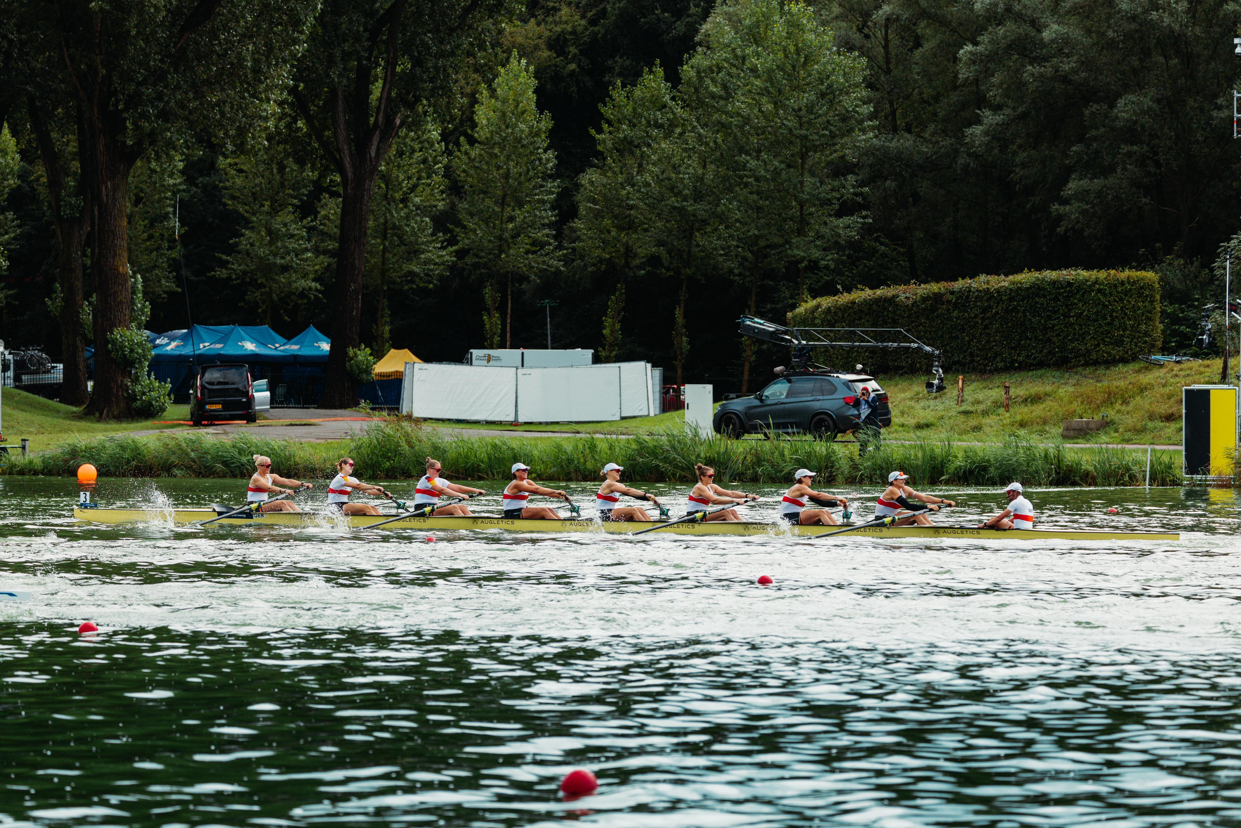 8 Ruderinnen und ein Steuermann im Boot