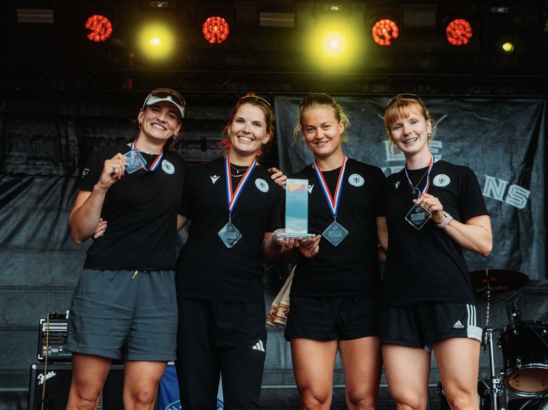 4 Ruderinnen mit Pokal auf der Bühne