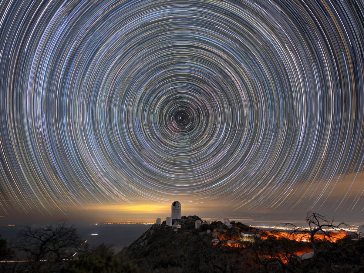 Traînées d’étoiles circulaires au-dessus des télescopes de l’observatoire de Kitt Peak.