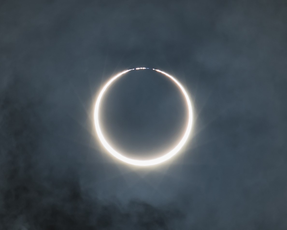 Anneau lumineux du Soleil entourant le disque sombre de la Lune pendant l’éclipse annulaire du 1er septembre 2016.