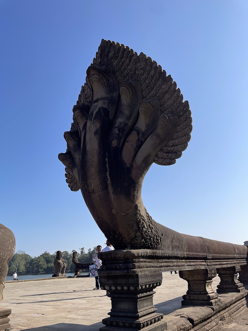 Sculpture en pierre représentant un nāga, serpent protecteur, dans le complexe d’Angkor Wat au Cambodge.