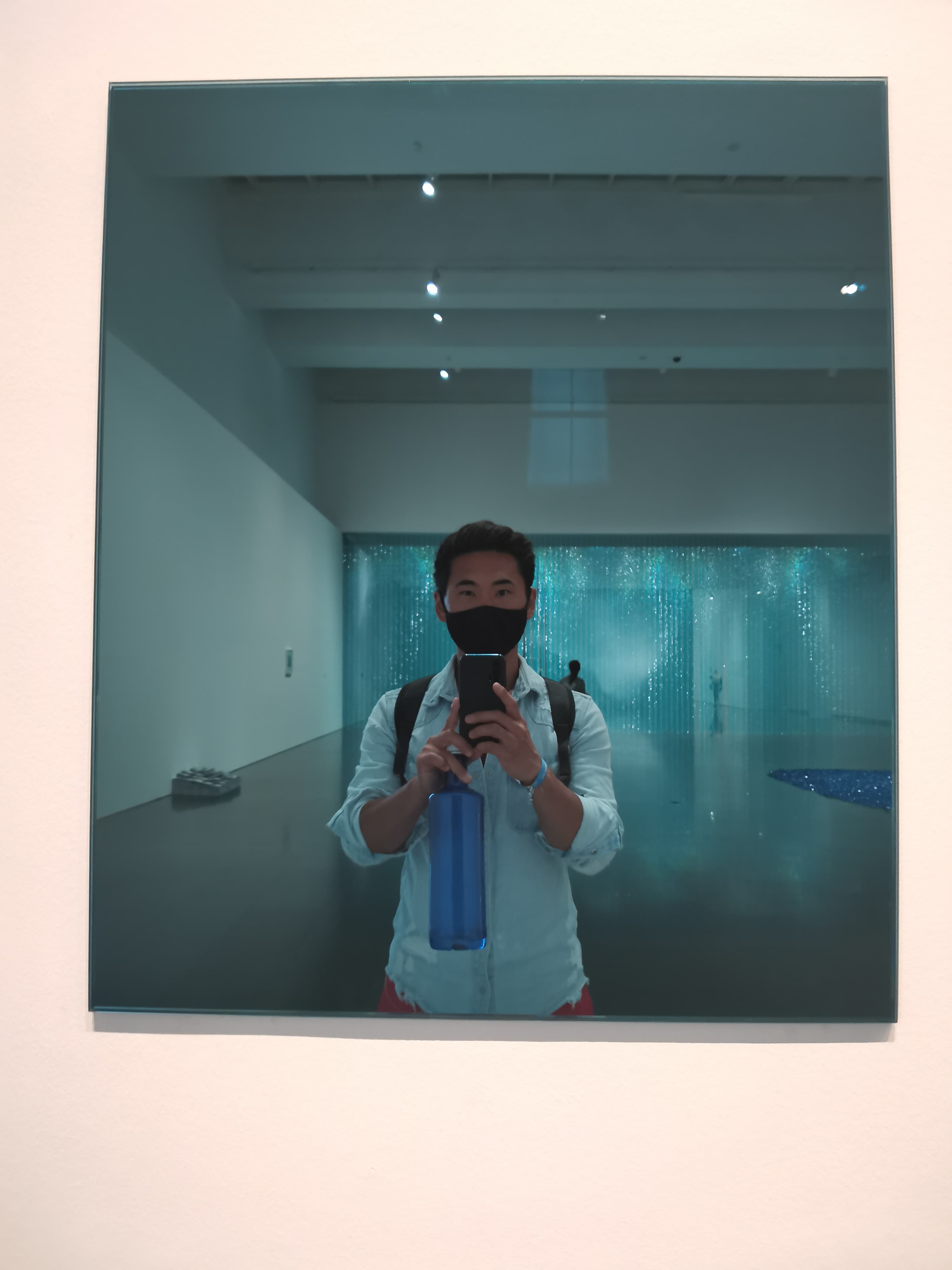 Kazu face au miroir bleu, à Barcelone en 2021 : derrière le masque et l’image que l’on présente au monde demeure l’exigence de ne pas se tromper soi-même.
