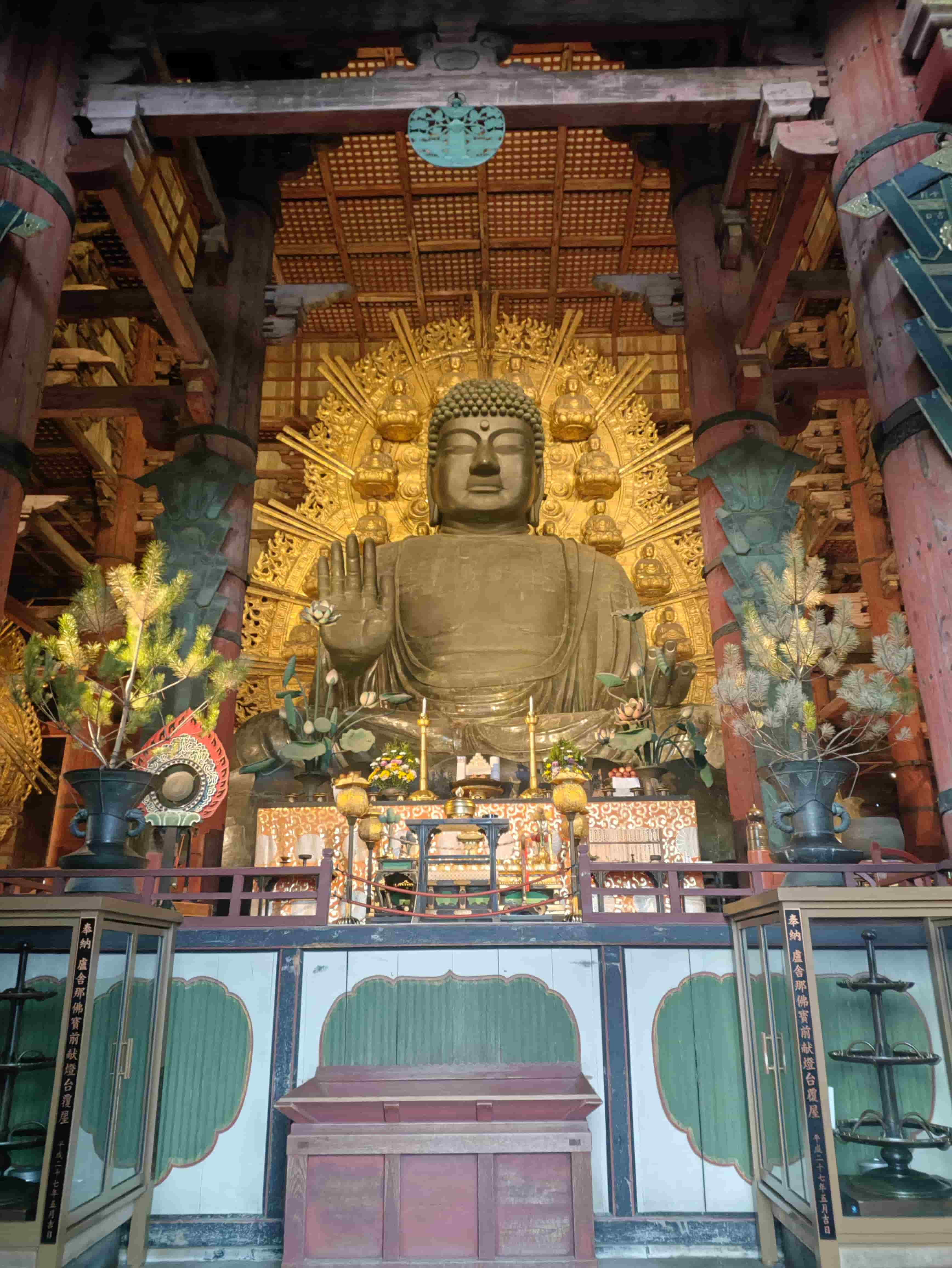Statue de Shaka Nyorai assis devant un grand nimbe doré dans le Chūkondō du Kōfuku-ji à Nara.