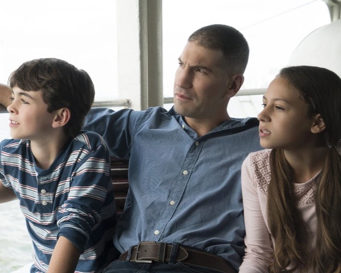 Frank Castle assis entre ses deux enfants avant de devenir le Punisher.