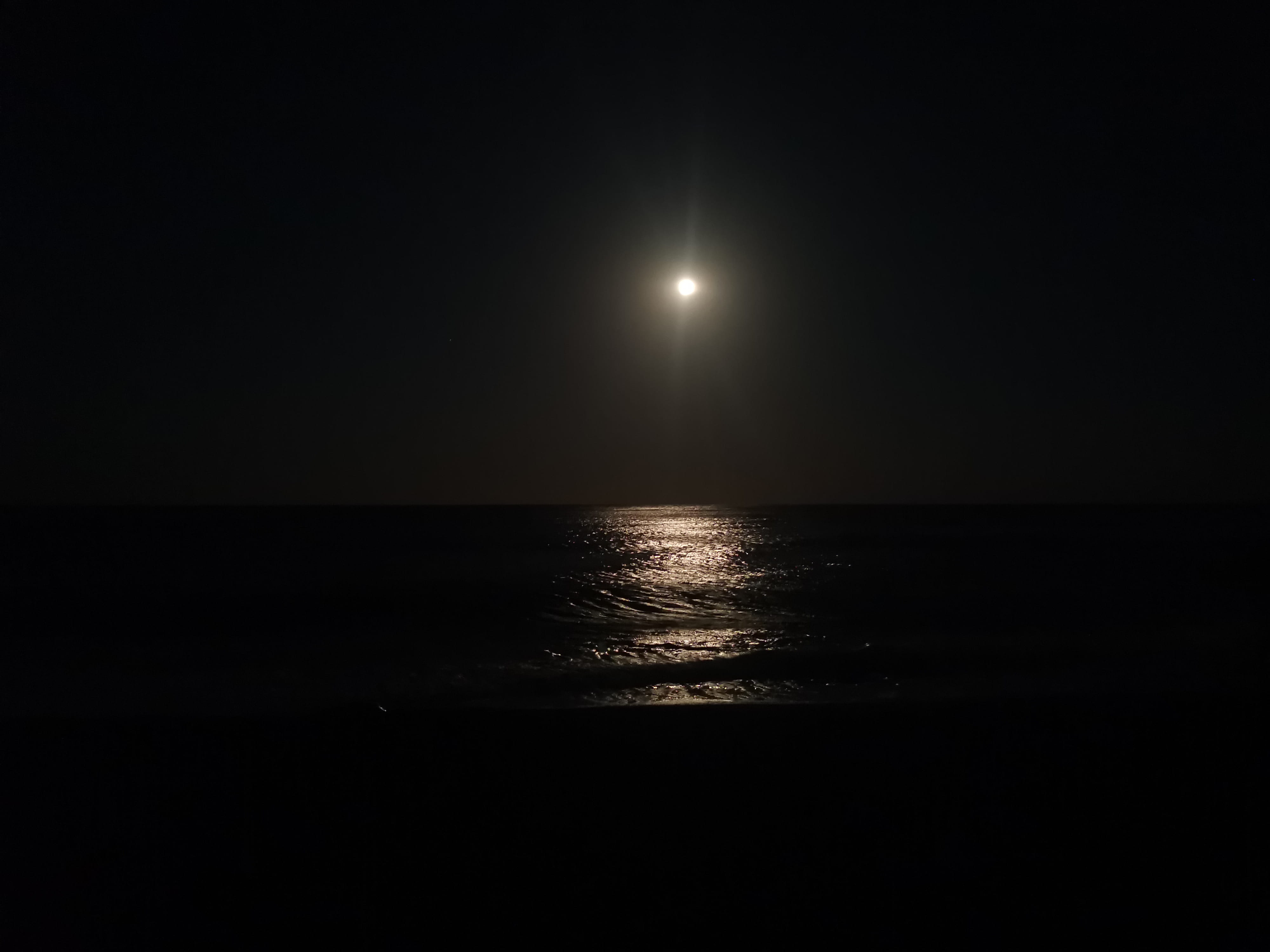 Pleine lune se reflétant sur la mer Égée à Santorin, photographie nocturne de Kazu, 2021.