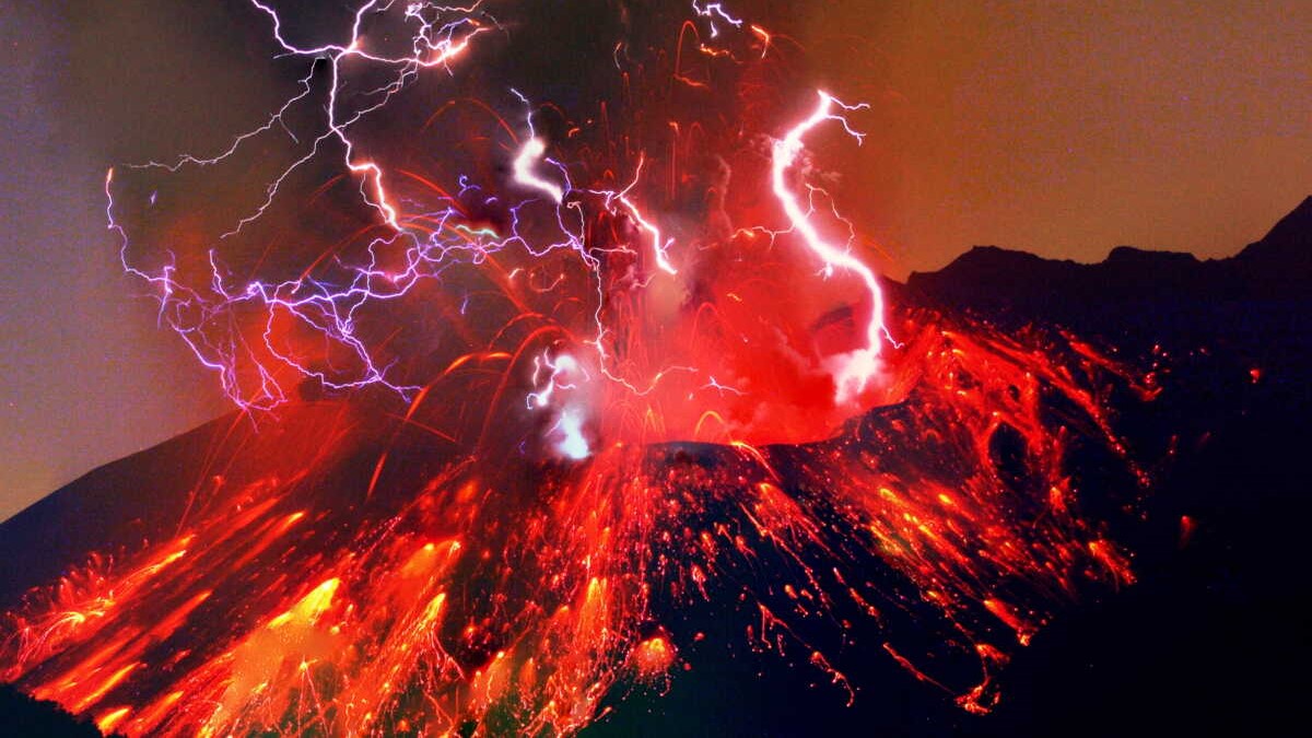 Éclairs traversant les projections incandescentes et le panache d’une éruption volcanique nocturne.