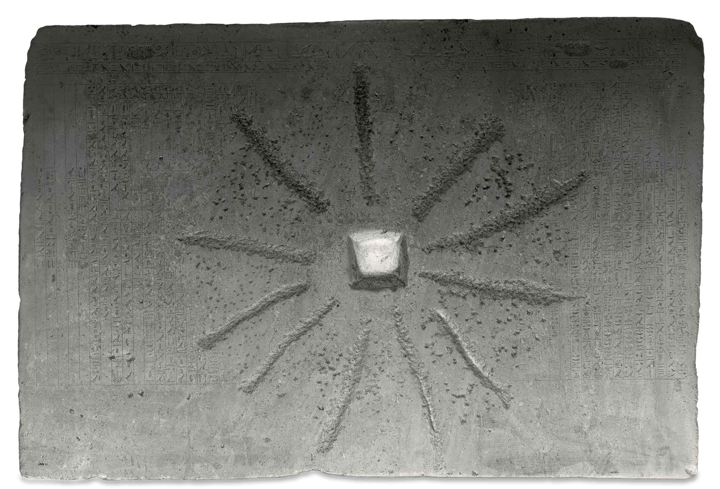 Pierre de Chabaka, dalle hiéroglyphique sombre creusée en son centre, consacrée à Ptah et à la création