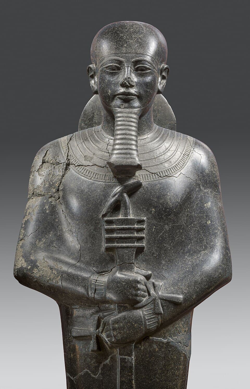 Statue en granodiorite du dieu Ptah, coiffé d’une calotte et tenant ses attributs, Museo Egizio de Turin