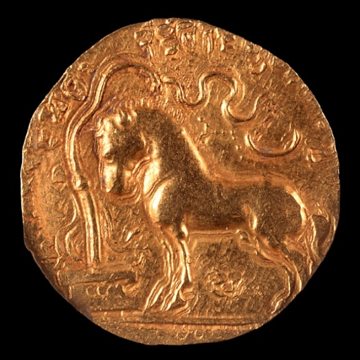 Dinar d’or de Samudragupta montrant le cheval de l’Ashvamedha devant un poteau sacrificiel.