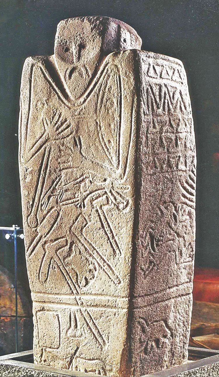 Stèle anthropomorphe en grès de Kernosivka, gravée de figures humaines, animales et d’armes.