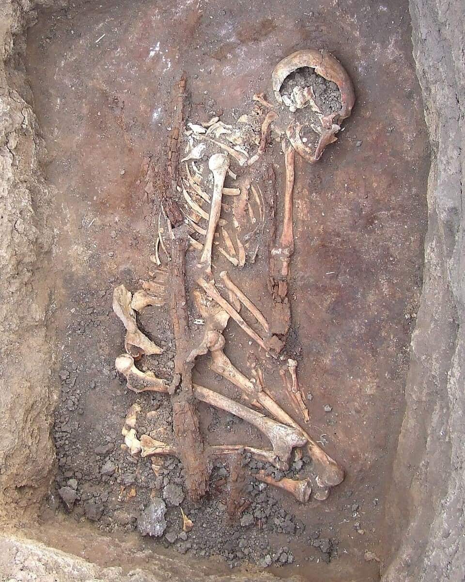 Tombe de la culture Yamna avec une stèle anthropomorphe découverte à Zlatopillia, en Ukraine.