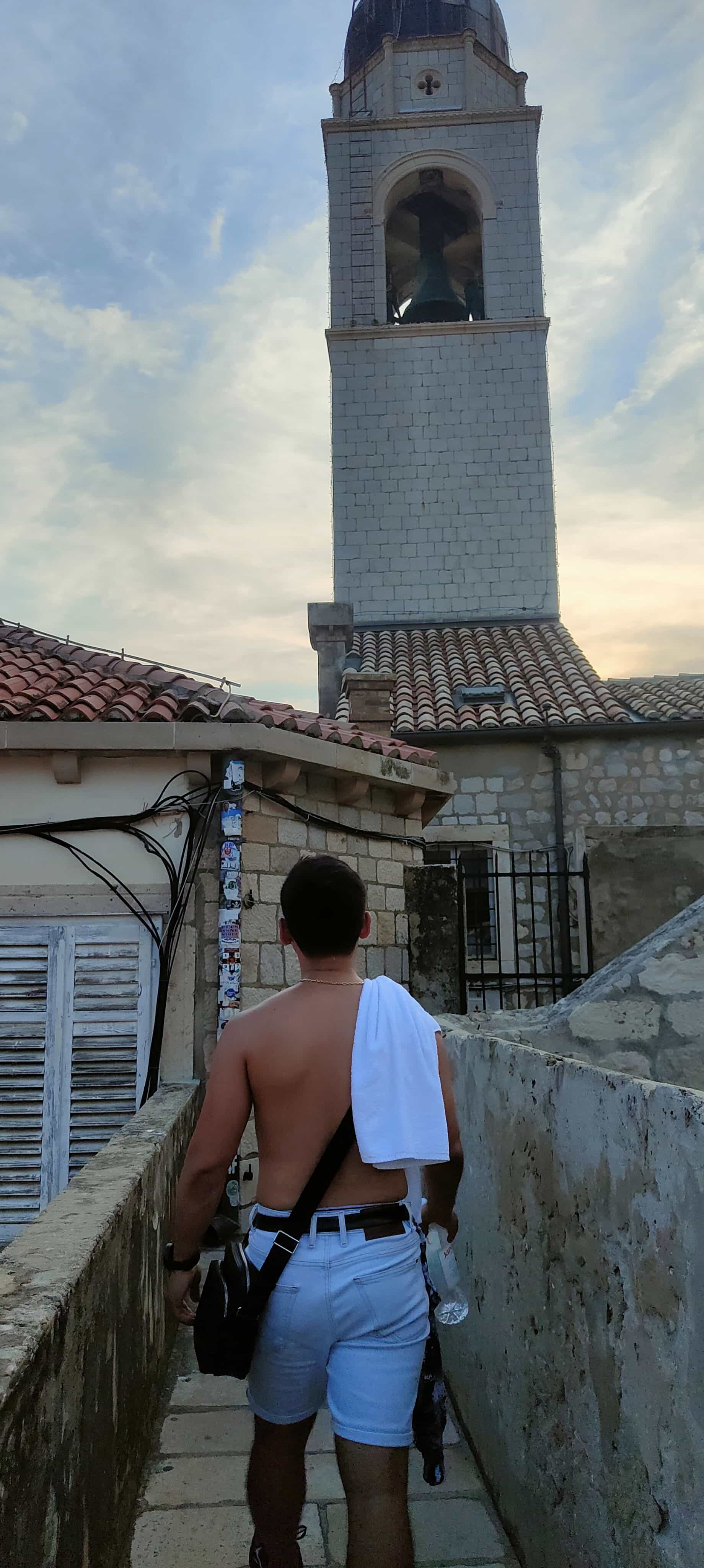 Kazu marchant sur les remparts de Dubrovnik, dans la vieille ville, en 2024.
