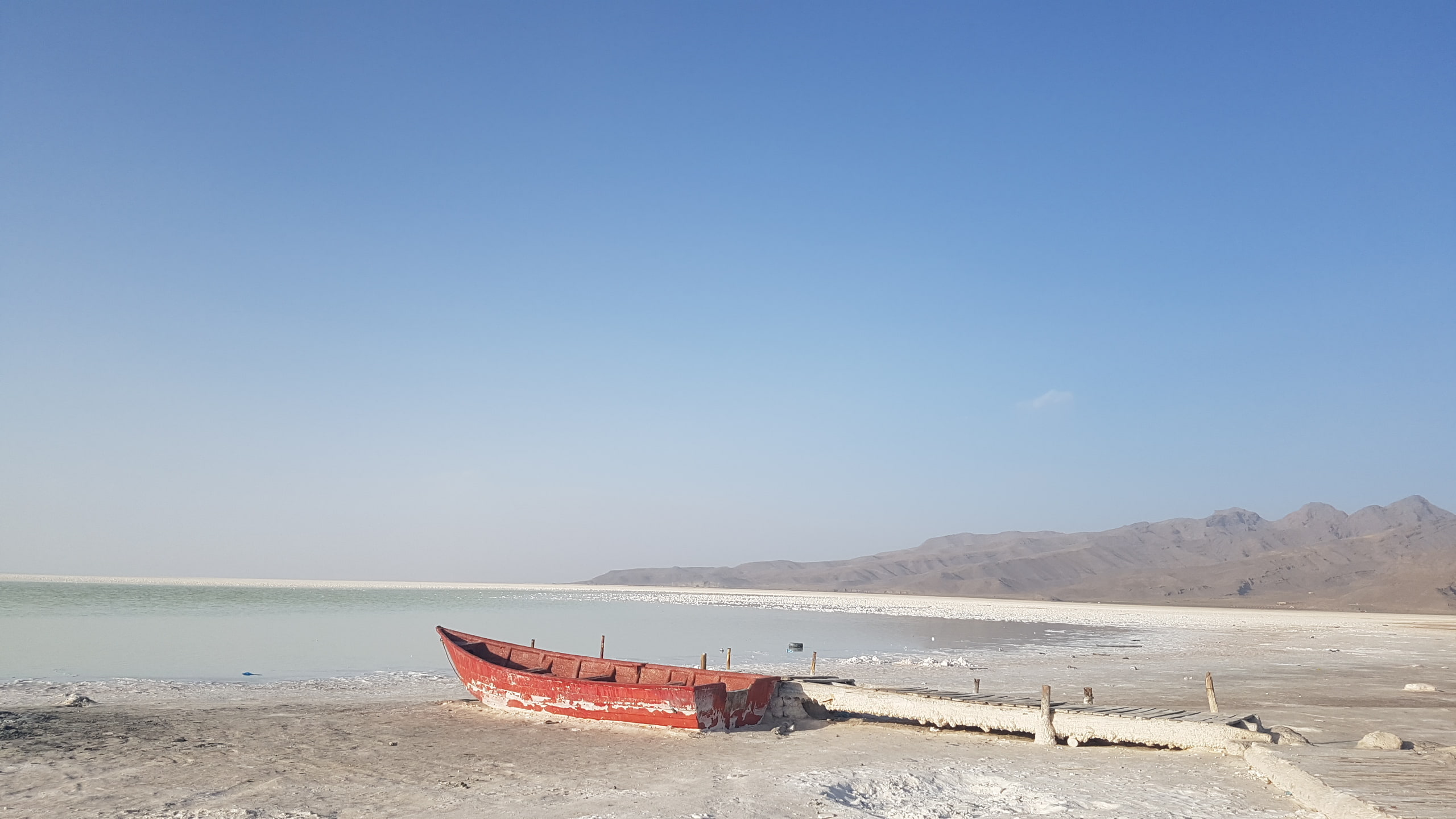 Bateau rouge sur la rive asséchée du lac d’Ourmia, en Iran, photographié par Kazu en 2017.
