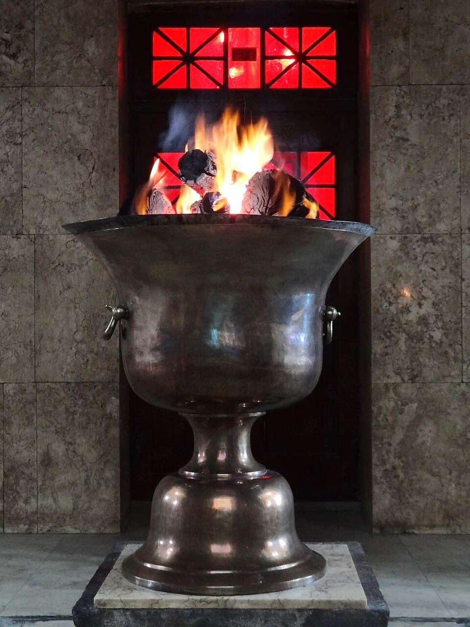 Flamme sacrée dans son urne au temple du Feu de Yazd, en Iran