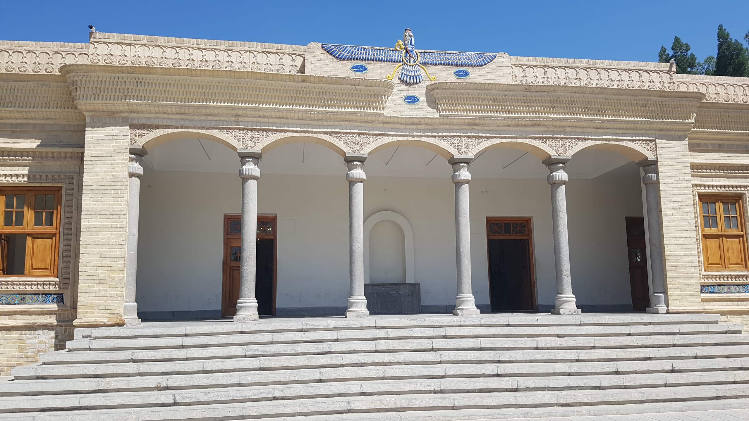 Façade du temple du Feu de Yazd avec la figure ailée dite Faravahar, en Iran