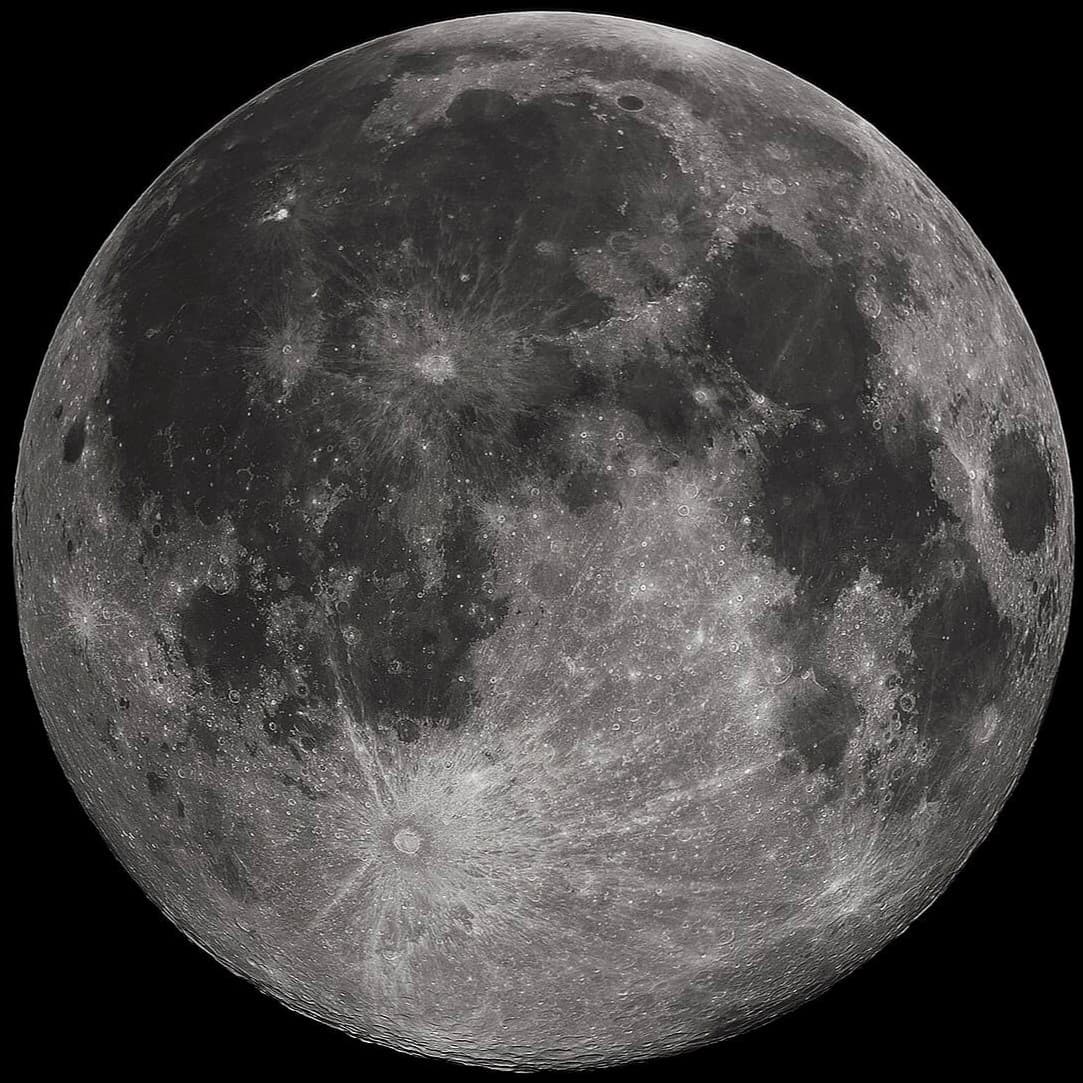 Face visible de la pleine Lune montrant ses mers sombres et ses cratères