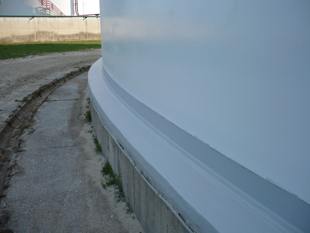 Tank base sealing