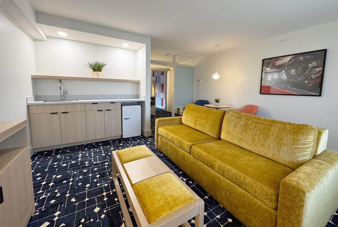 King suite seating area with sofa and footrests