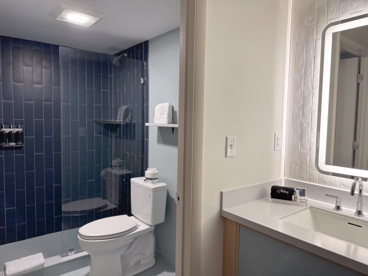 Standard bathroom glass shower