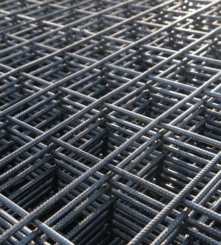 Rejilla de varillas de acero entrelazadas para refuerzo en construcción.