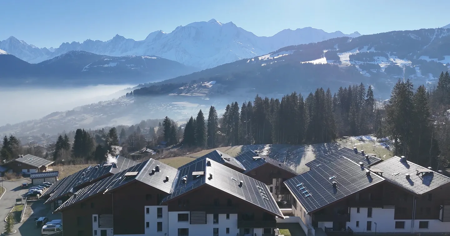 Vue du haut sur Les Roches du Mont Blanc Combloux, chalet 4 étoiles en Haute-Savoie avec vue sur le Mont-Blanc et les Alpes françaises.