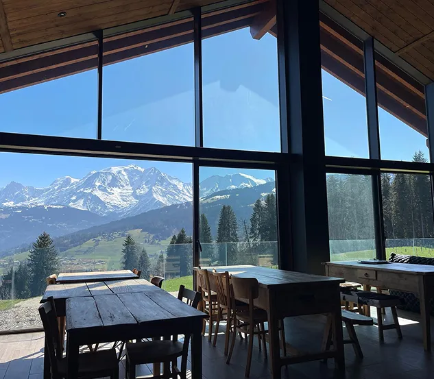 Restaurant savoyard au chalet Les Roches du Mont Blanc Combloux, vue sur le Mont-Blanc et les Alpes françaises.