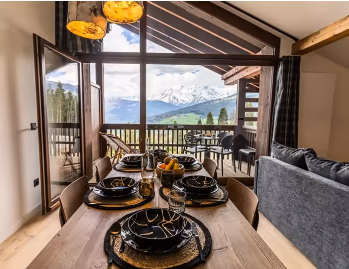 Table dressée pour repas dans un appartement de vacances à Combloux, Haute-Savoie, proche du Mont-Blanc et station de ski.