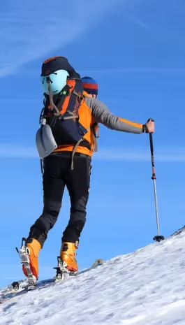 Ski de randonnée en hiver à Combloux, expérience unique dans les Alpes françaises près du Mont-Blanc.