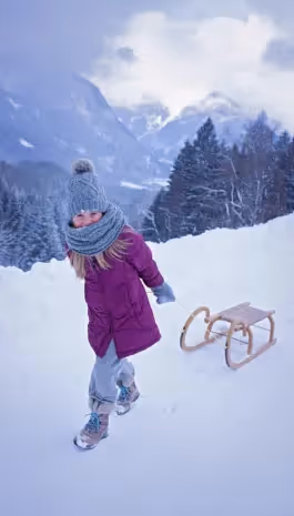 Luge en hiver à Combloux, activité familiale dans les Alpes françaises au Mont-Blanc.
