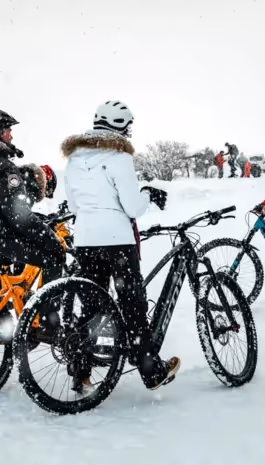 VTT sur neige en hiver à Combloux, aventure dans les Alpes françaises près du Mont-Blanc.