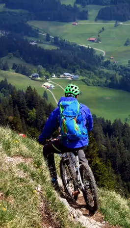 VTT en été à Combloux, aventure sportive dans les Alpes françaises face au Mont-Blanc.