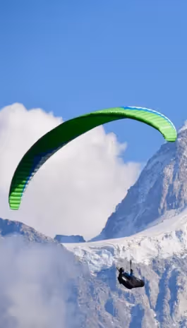 Parapente en été à Combloux, expérience unique dans les Alpes françaises avec vue sur le Mont-Blanc.